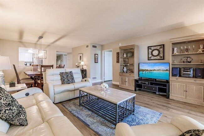 Photo - 1125 W Peppertree Dr Unit 701