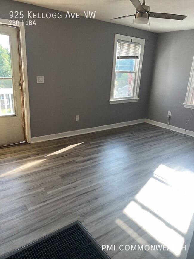 Photo - 925 Kellogg Ave NW