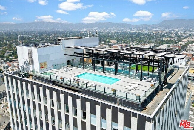 Building Photo - 3810 Wilshire Blvd Unit 303