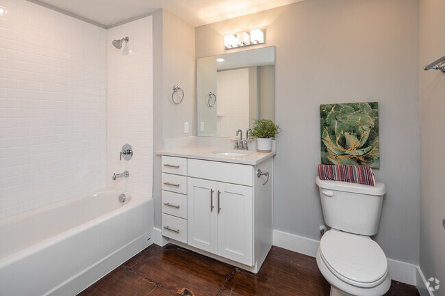 1BR, 1BA - A1 - 640SF - Bathroom