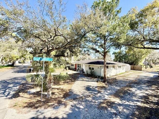 Photo - 5852 Monroe St