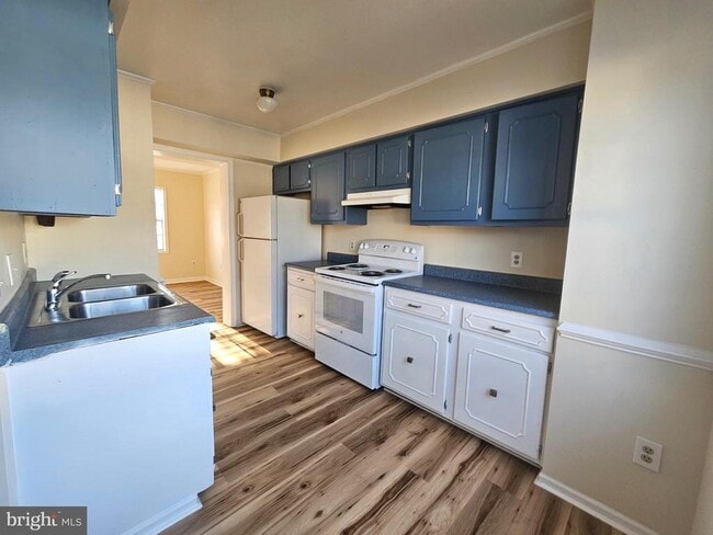 Photo - 1819 Picadilly Circus