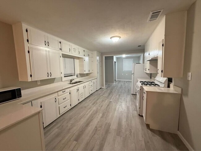 Photo - 3 Bedroom 1 Bathroom Home for Rent