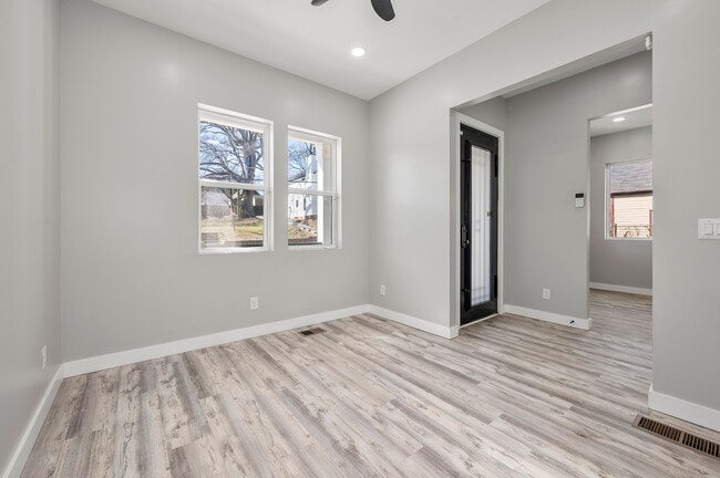 Photo - 726 Windsor St SW