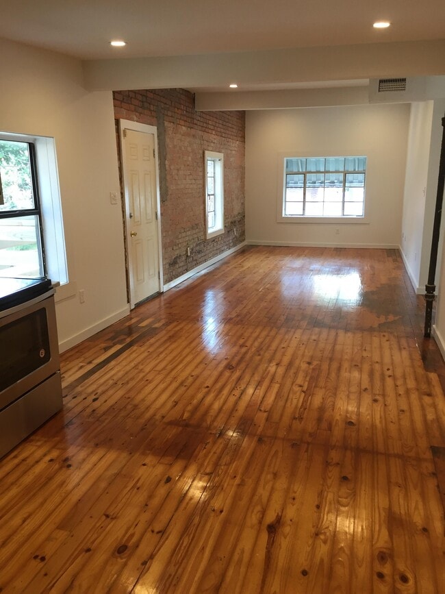 Photo - 406 E 9th St