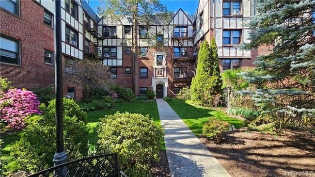 Building Photo - 3 Greenridge Ave Unit D7