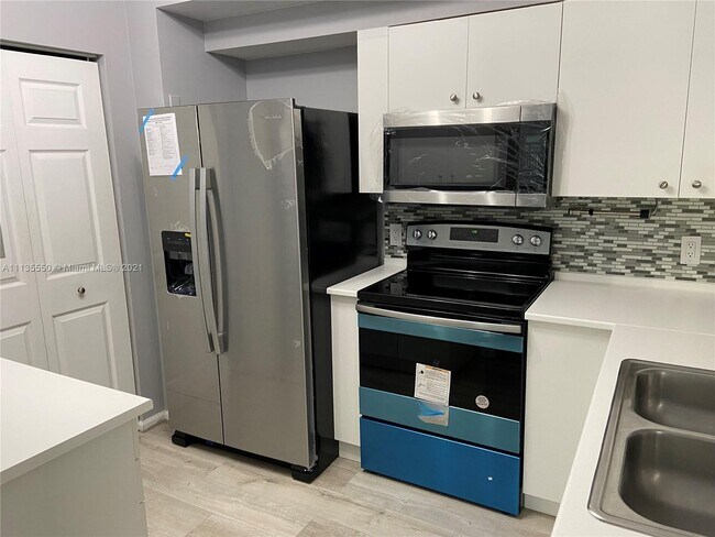 Photo - 7970 N Nob Hill Rd Unidad 206