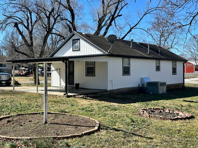 Photo - 217 W Logan St