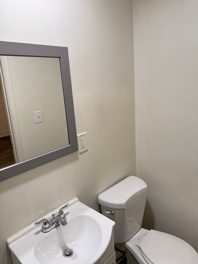 Photo - 821 Mt Vernon Ave Unit B