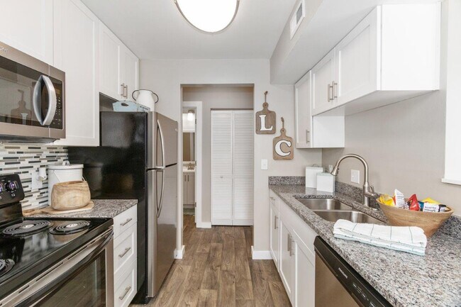 Photo - Lakeside Crossing at Eagle Creek Apartment...