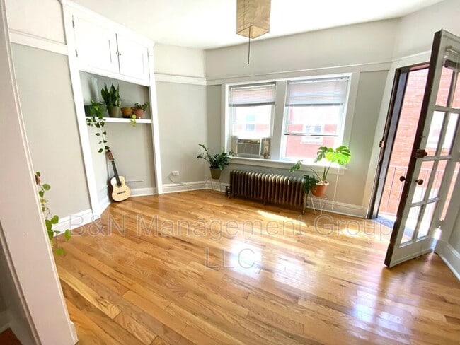 Building Photo - 1055 W Dakin St Unit #2
