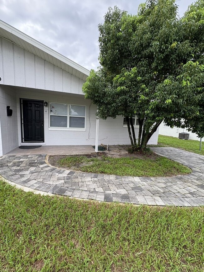 Building Photo - Newly Renovated 3 bedroom house in the hea...