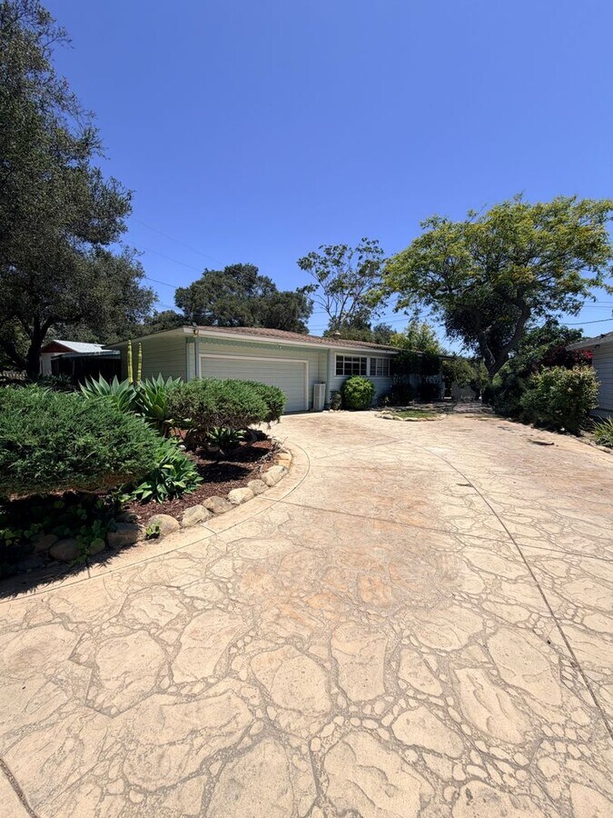 Charming 3-Bedroom Home in a Private Oasis Setting - Charming 3-Bedroom Home in a Private Oasis Setting
