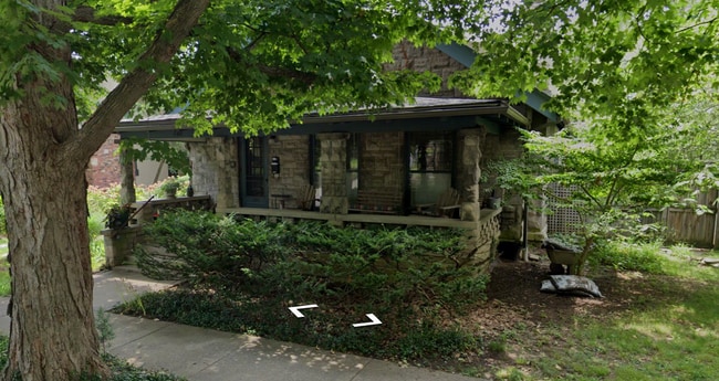 Building Photo - Available August 2026! Large 4BR/2BA Law and Optometry Schools