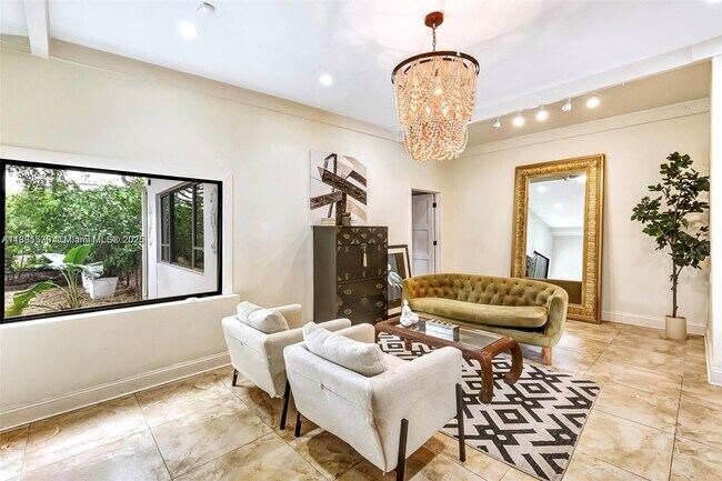 Photo - 991 NE 82nd St