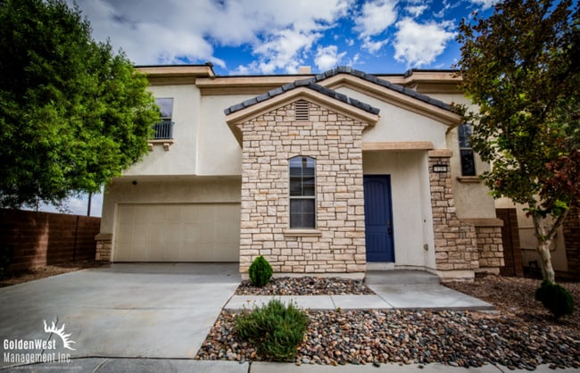 Building Photo - Beautiful 3Bdm 2.5Ba Home in Gated Communi...