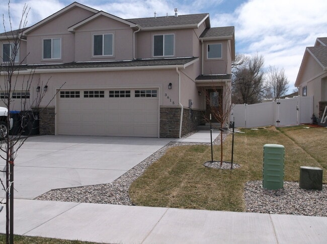 Building Photo - 3 BEDROOM, 2.5 BATH, 2 CAR ATTACHED GARAGE TOWNHOUSE