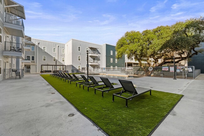 24-Longview-Apartments-Near-UT-Austin-Poolside-Lounge-Area