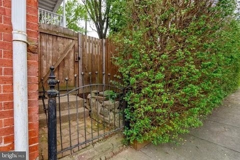 entrance to yard - 562 W Orange St Unidad 1