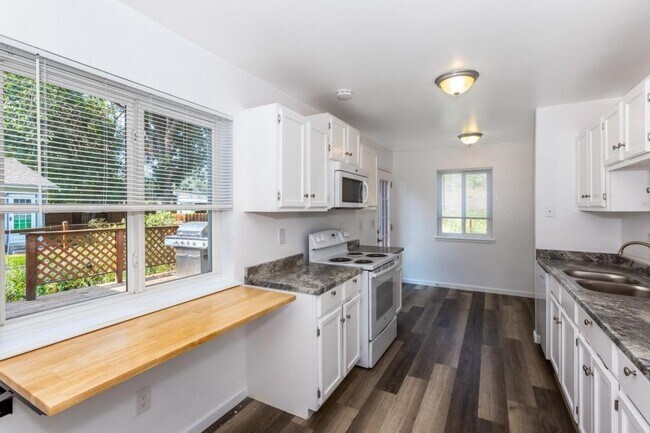 Photo - 2728 Alan St