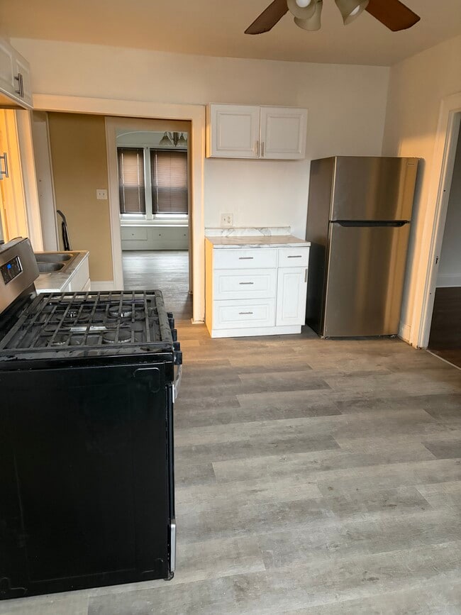 Kitchen - 13102 Bartlett Ave Unit 1