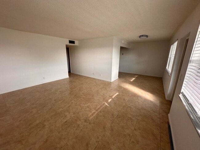 Photo - 163 Somerset Crescent Unidad H