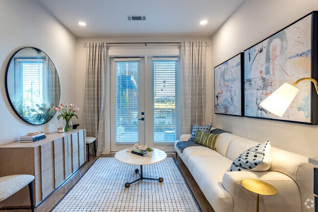 1BR, 1BA - 700 SF