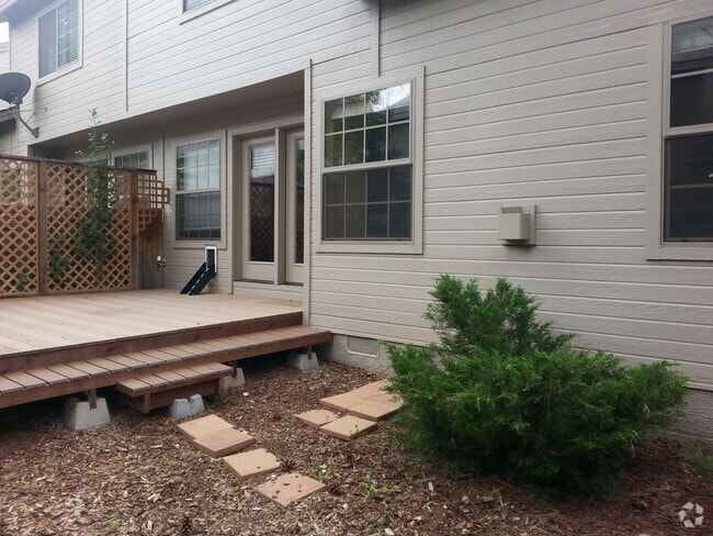Building Photo - COMING SOON! 3 Bedroom Townhome in The Tow...
