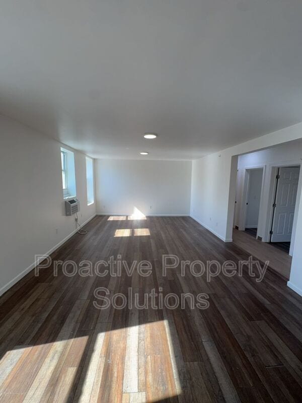 Photo - 730 N Main St