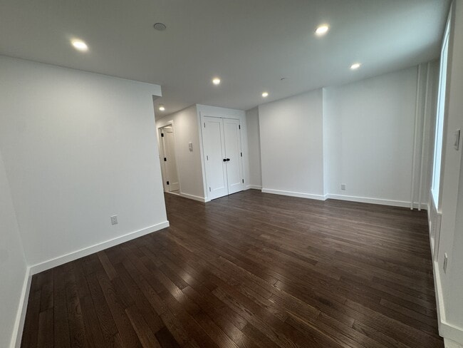 Building Photo - 1094 Greene Ave Unit 1st Floor
