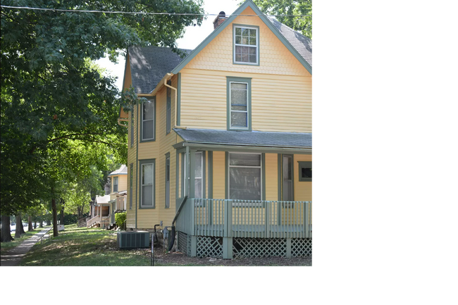 Building Photo - 300 W 14th St