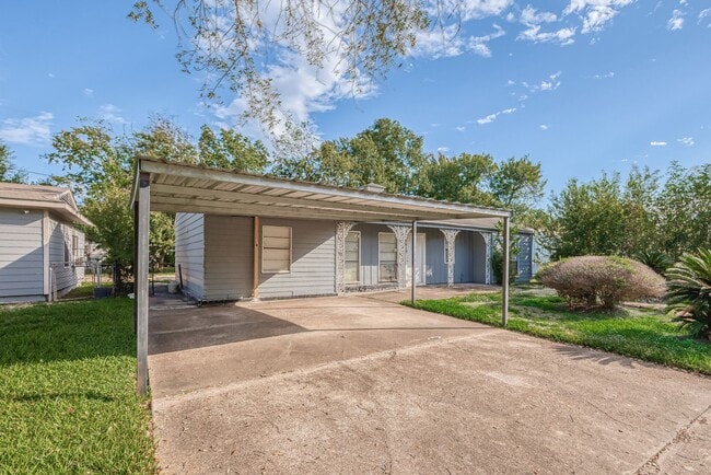 Building Photo - Affordable and Spacious 4-Bedroom, 2-Bath Convenient South Houston Home Near Medical Center & Cit...