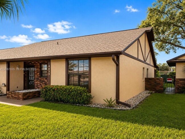 Building Photo - 4633 Vilabella Dr