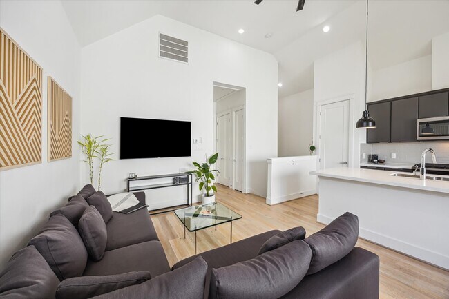 Photo - 1131 W 17th St