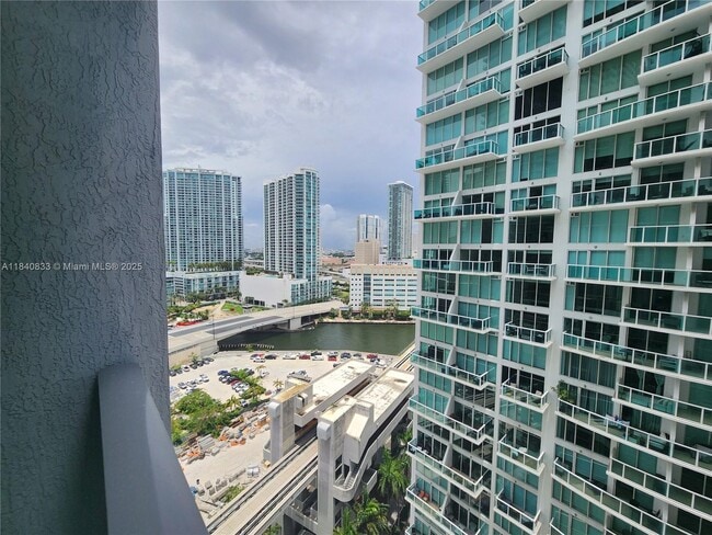 Building Photo - 31 SE 6th St Unit 2104 Rental