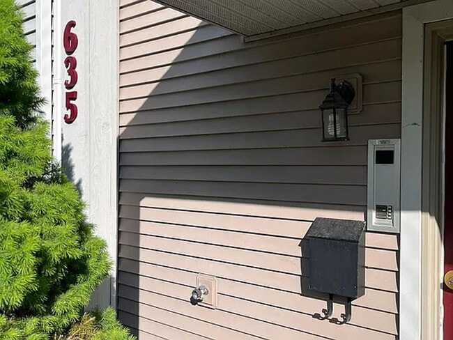 Photo - 635 E Dayton St