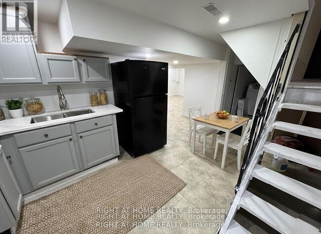Photo - 1395 Dougall Ave