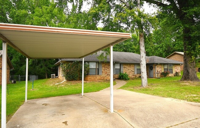 Building Photo - South Tyler! Lovely 2 Bedroom, 1 Bath Duplex w/ Carport! Tyler ISD Jack Elementary.