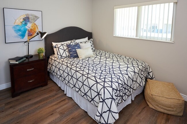 Building Photo - Riverside 1492-94 Unit 1492