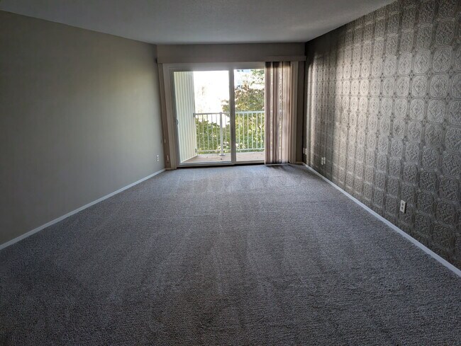 Trapezoid Living Room - 122 Demont Avenue East Unit Suite 269