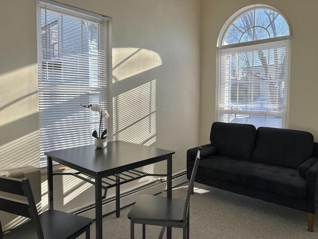 Building Photo - 171 Oak St