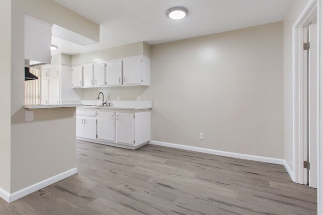 Photo - Erie-Holt Apts