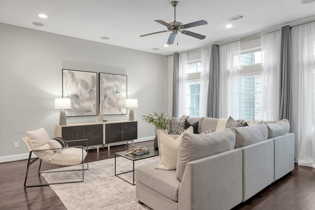 Photo - 351 W 26th St