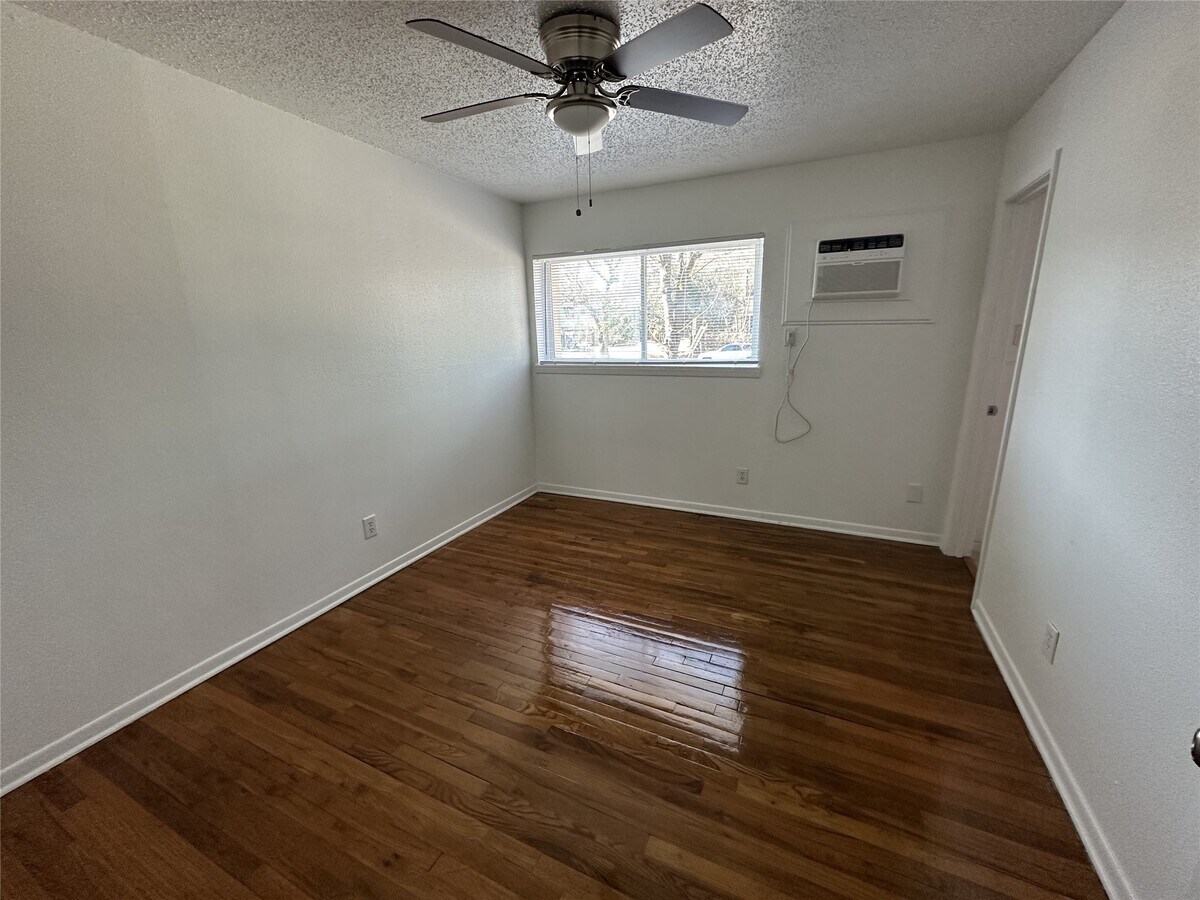 Photo - 4921 Crawford St