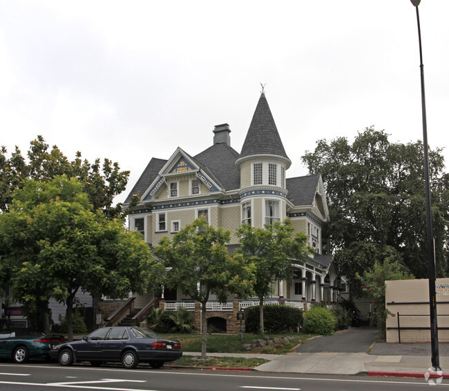 The Ruckers Mansion - The Ruckers Mansion Apartments