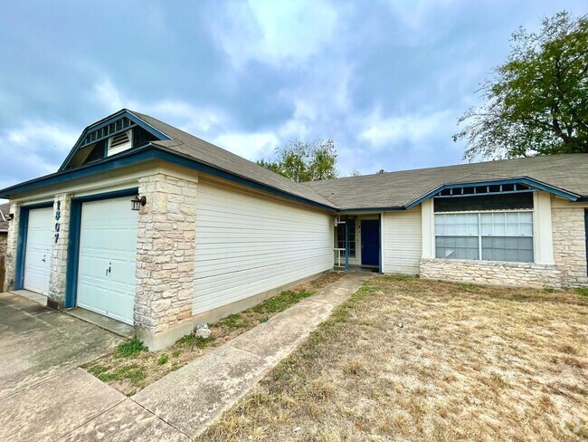 Building Photo - Cute 2/1 Duplex in North Austin! Rental