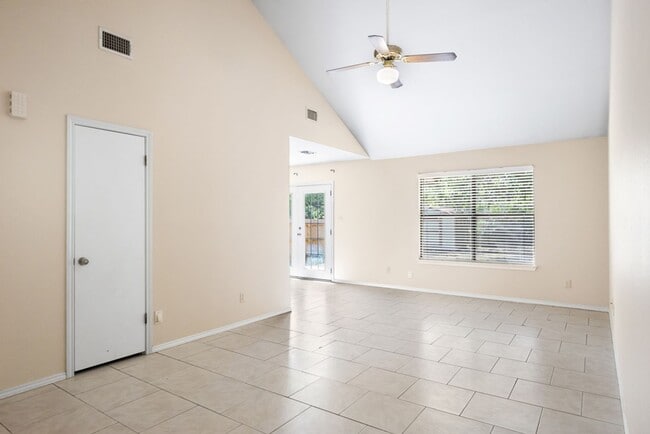 Photo - 265 Lohmann St
