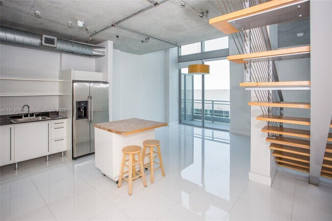 Building Photo - 690 SW 1st Ct Unit PHI20