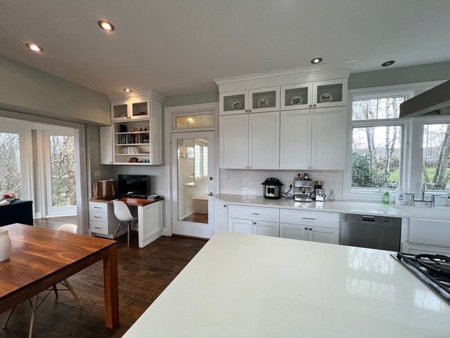 Photo - 172 Umpawaug Rd