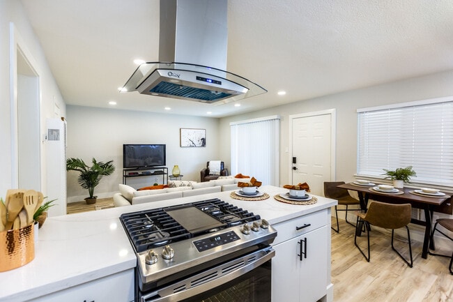 Flujo de cocina y sala de estar - Meadowbrook Apartments